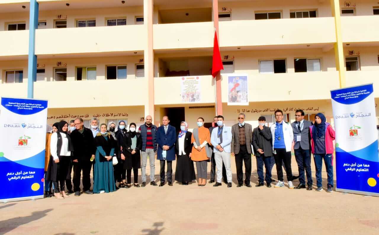 Photo souvenir en extérieur de la responsable de la Fondation Ennajah avec le staff de l'académie sis à Mohammedia
