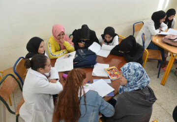 Groupe de jeunes filles étudiant autour d’une table