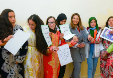 Jeunes filles de Dar Attaliba Adrej en compagnie de la responsable de la Fondation Ennajah