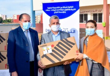La responsable de la Fondation Ennajah offrant une box au responsable de l’academie régionale