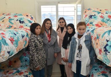 Photo souvenir de la responsable de la Fondation Ennajah avec des filles du pensionnat Adrej