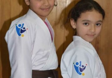 2 petites filles avec kimono blanc